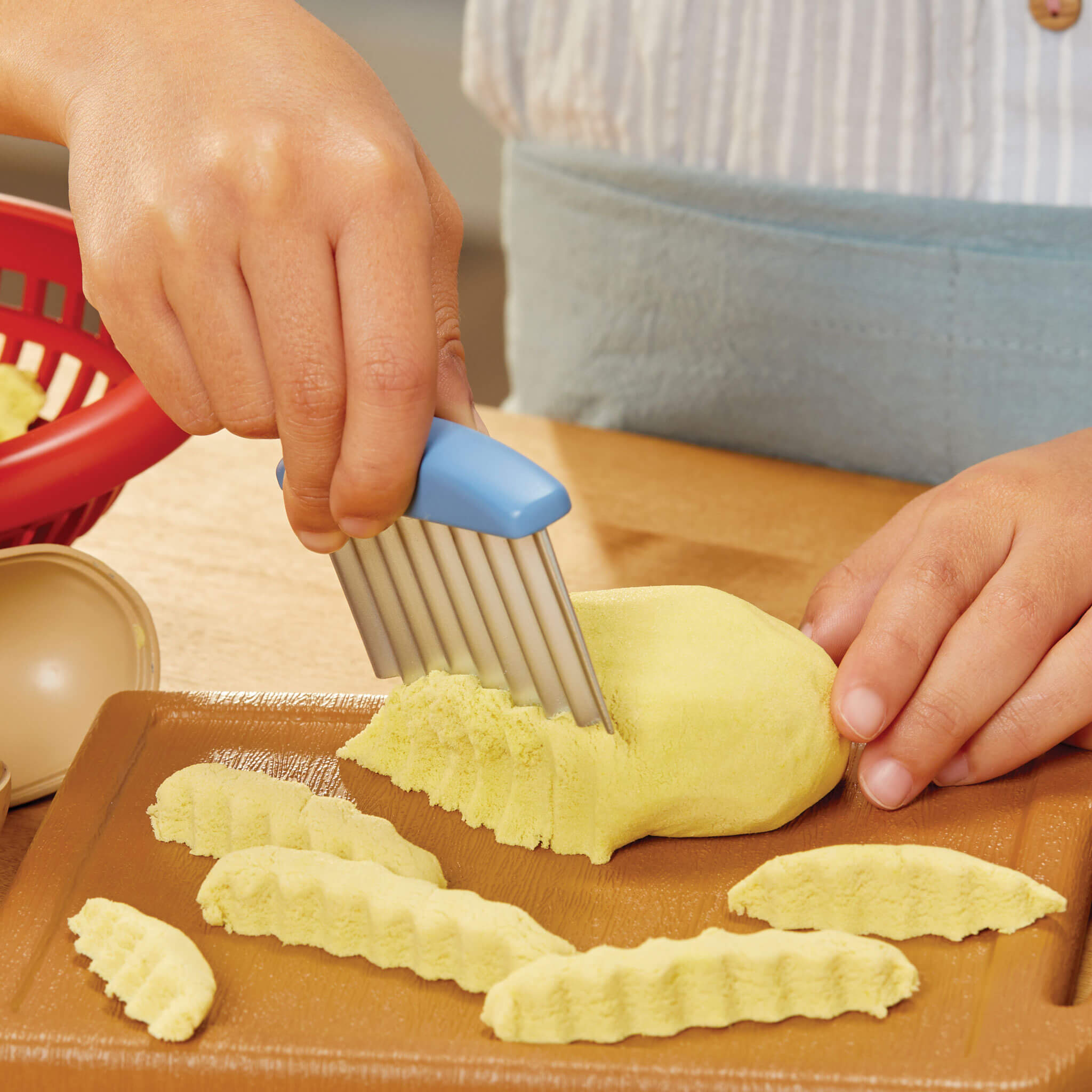 Creative Chefs Cheeseburger and Fries Kit - Pretend Cooking Kit with Reusable Burger and Fries Mix