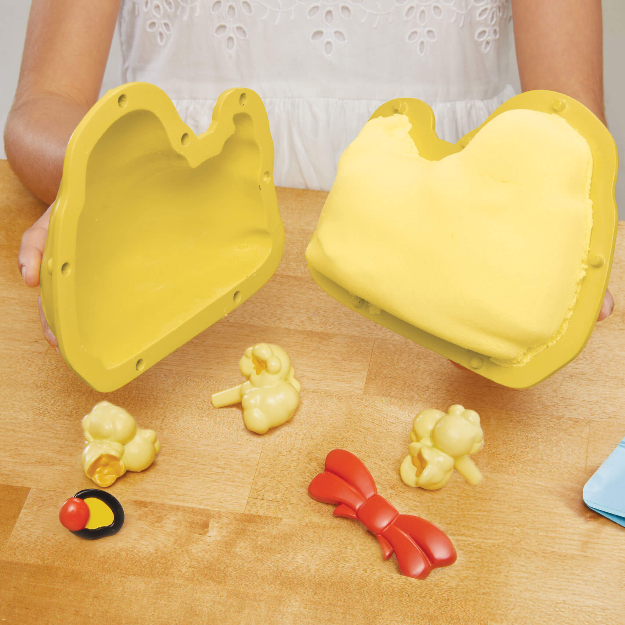 Creative Chefs Bluey - Duck Cake Kit - Pretend Baking Kit with Recipe Cards and Play Ingredients